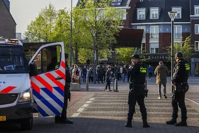 Gemeentehuis Best gebarricadeerd, demonstranten op afstand gehouden, brief aan Faber met vraag om steun
