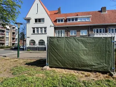 Hè? Bezwaar tegen daklozenopvang wordt ’s middags behandeld, ’s ochtends gaat gemeente al aan de slag met de bouw