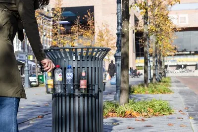 Niet meer vissen naar blikjes in afvalbak: Helmond doet proef met speciale houders