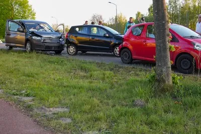 Drie auto’s klappen op elkaar in Helmond, weg vol met glasscherven