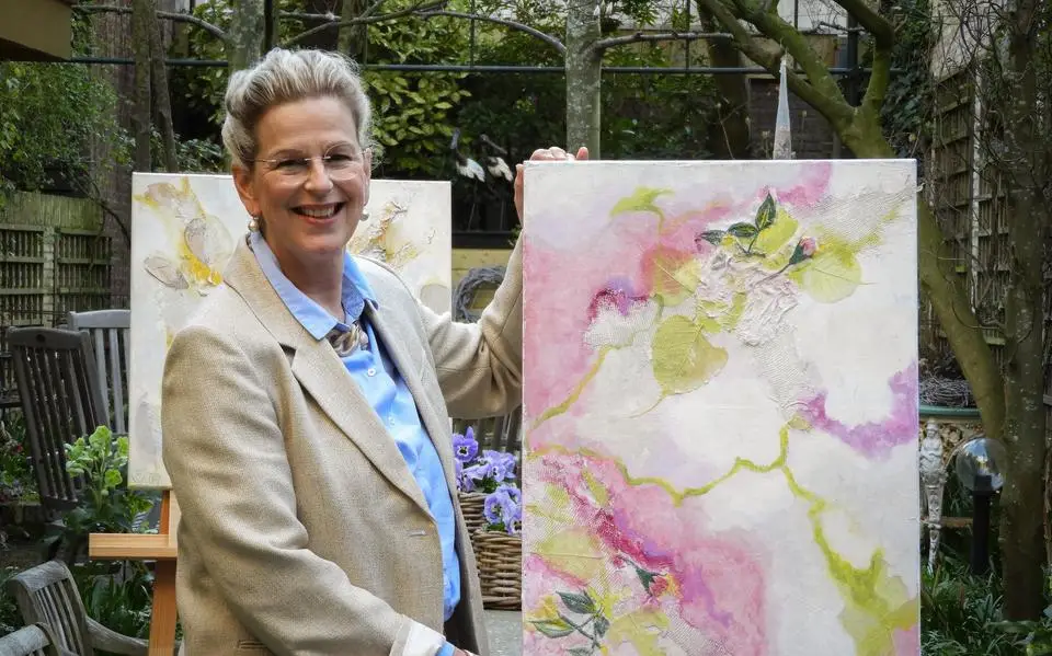 Na veertig jaar reizen keert Sita (61) terug naar Leeuwarden met tentoonstelling: ‘Elke plek op aarde heeft zijn eigen licht’