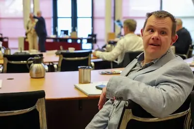 Verstandelijk beperkte Joost (55) volgt al 25 jaar alle raadsvergaderingen in Valkenswaard, hij heeft zelfs een eigen plek in de zaal