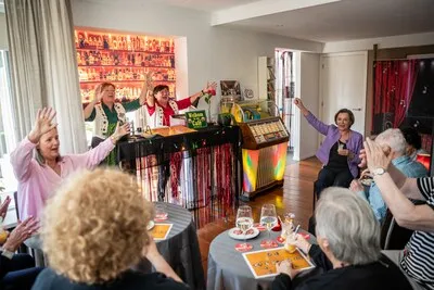 Muziekmatinees in het huiscafé van Thea en Sylvia: ‘Anneke Grönloh, leeft die nog?’