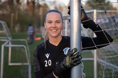 Jade Adan, betrouwbaar slot op de deur bij FC Eindhoven, houdt het gehaast niet heel lang meer vol