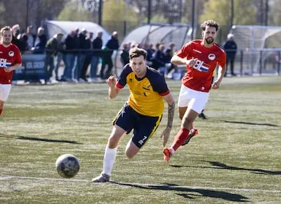 DVS promoveert, maar moet tot volgende week in derby wachten op honderdste goal en titel