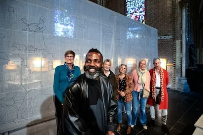 Kleurrijk wandkleed in de maak in Catharinakerk: iedereen kan een paar vierkante centimeter bijdragen