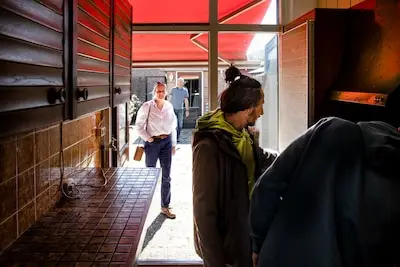 Starters blijven het proberen op verhitte huizenmarkt: 'Hoeveel moeten we overbieden?’