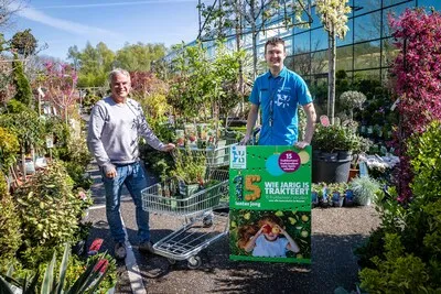 Traktatie van jarige Intratuin maakt scholen in Nuenen groener