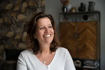 Lisa uit Helmond zat als directeur veel te tobben, nu helpt ze vrouwen salarisonderhandelingen wél aan te gaan