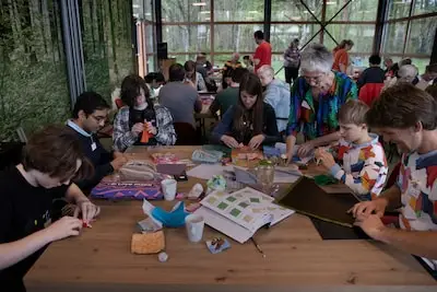 Max (10) vindt origami ‘sowieso cool’ en bewijst dat vouwkunst niet alleen voor oudere vrouwen is