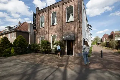 ‘Mysterieuze’ Geldropse bruidsmodezaak is locatie voor nieuwe misdaadserie ‘Bovensloters’