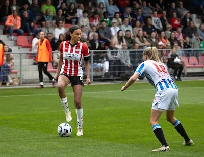 Nijstad voelt zich thuis bij winnend PSV Vrouwen: ‘Nu maar hopen dat FC Twente punten verspeelt’