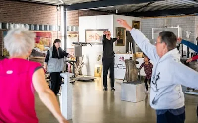 Sporten tussen Boeddha’s en bronzen beelden: Joop runt al 40 jaar een bijzondere sportschool