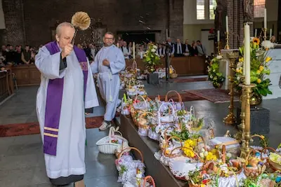 Volle kerkbanken en paasmandjes: Swieconka brengt Poolse gemeenschap samen in Helmond