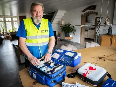 Roel Dijk (76) van EHBO-vereniging Cranendonck geeft voorzittershamer door