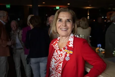 Ridder Astrid van den Hoogenband staat nu op gelijke hoogte met zoon Pieter en man Cees-Rein