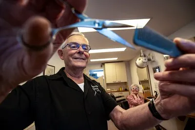 Kapper Anton uit Nuenen stopt na 65 jaar, maar knipt op zijn laatste dag nog gewoon 10 uur lang