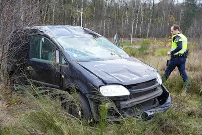 Na een wijnproeverij slaat restaurant eigenaar twee keer over de kop, maar ook in de auto treft de politie drank aan