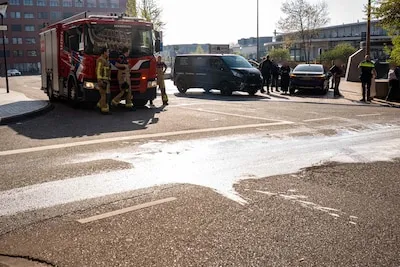 Twee voertuigen botsen op Stationsplein in Helmond