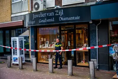 Verdachten van overval op juwelier botsten bijna tegen voorbijganger: ‘Minstens één had een pistool’