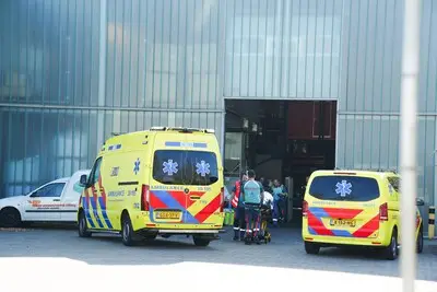 Man zwaargewond na beknelling in machine bij Tilburgs bedrijf