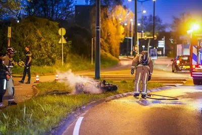Motor volledig afgebrand nadat bestuurder ten val komt in Eindhoven