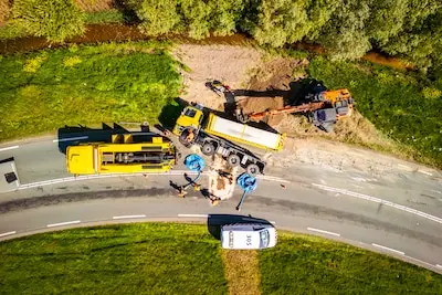 Vrachtwagen met lading zand kantelt, Koningin Máximabrug urenlang dicht