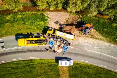Vrachtwagen met lading zand kantelt op weg, Koningin Máximabrug urenlang dicht
