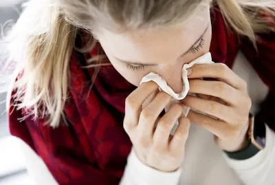 Steeds meer mensen met hooikoorts: ‘Half uurtje zoenen? Lijkt me geweldig, maar helpt natuurlijk niets’