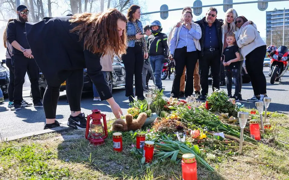 Bloemen voor Jonathan (28) op de Dammelaan in Leeuwarden: plek van noodlottig ongeval