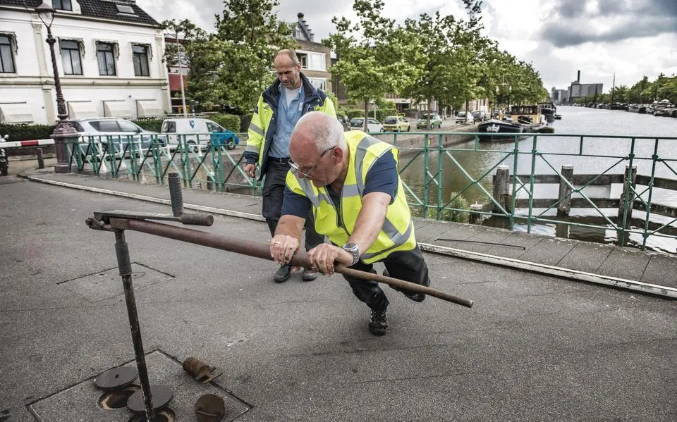 Brug in Leeuwarden met handbediening is zeldzaam: waarom komt er dan toch een motor in dit monument uit 1895?