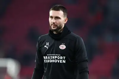 LIVE | PSV wisselt van doelman in de rust: Benítez geblesseerd, Drommel nu onder de lat in Groningen