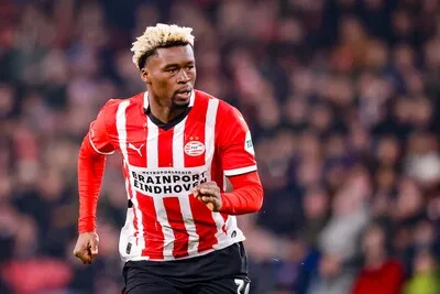 Waarom Peter Bosz bij PSV sommige spelers nog niet opstelt: club heeft plannen voor de korte én lange termijn