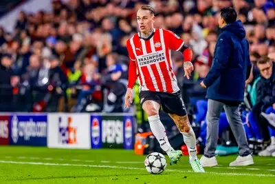 Verblijf Karsdorp lijkt bij PSV tot een seizoen beperkt te blijven, ondanks contractuele optie via aantal wedstrijden