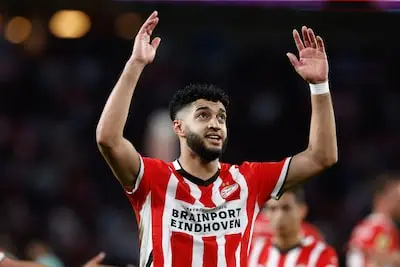 PSV laat hekkensluiter Almere City kansloos en zet Feyenoord weer op 5 punten