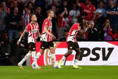 LIVE | En dat is 3! Noa Lang zet PSV binnen 30 minuten op 3-0