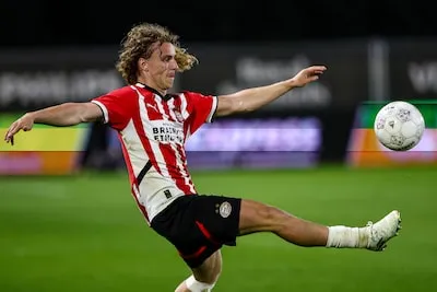 Jong, een tikkeltje woest en gezegend met veel energie: Eus Waayers (19) blijkt geknipt voor de rol van rechtsback bij Jong PSV