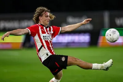 Jong, een tikkeltje woest en gezegend met veel energie: Eus Waayers (18) blijkt geknipt voor de rol van rechtsback bij Jong PSV