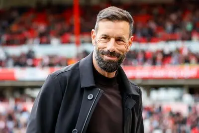 Van Nistelrooy naar PSV voor belangrijk nieuws over zijn zoon, die nu Van Nistelrooy heet én bij PSV tekent