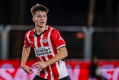 PSV-aanvaller Bajraktarevic (20) vertelt over zijn eerste maanden in Nederland: ‘Leer veel van Ivan Perisic, wat een rolmodel is hij’