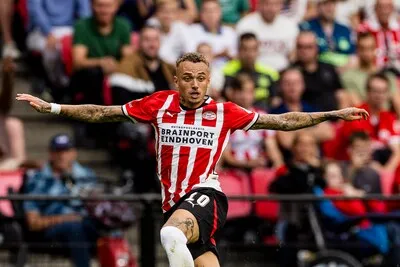 Noa Lang biedt bij PSV zijn excuses aan Luuk de Jong aan: ‘Zo praat je niet tegen een aanvoerder’