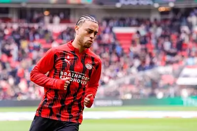 LIVE | PSV moet Dest en Schouten missen in Groningen, Tillman keert wel terug in de basis