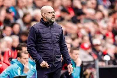 Bosz over de druk van boven bij PSV: “We gaan hier niet met pistolen op de borst met elkaar om”