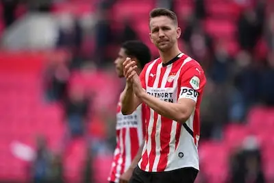 LIVE | PSV moet zich na flinke dreun zien te herpakken en winnen op bezoek bij FC Groningen in strijd om plek twee