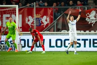 PSV op rapport na belangrijke zege op bezoek bij FC Twente: Perisic als echte uitblinker