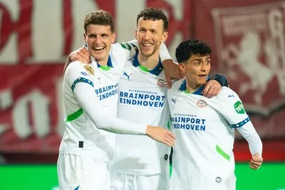 Te laat opgestaan is plaats vergaan bij PSV, dat uitstekend speelt én een berg huiswerk meeneemt uit Enschede