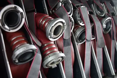 Grote brand in schuur in Boskoop: ‘Blijf uit de rook’