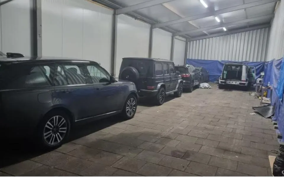 Politie treft voor 1,5 miljoen euro aan gestolen auto’s aan en pakt man (41) uit Wolvega op in Drachten