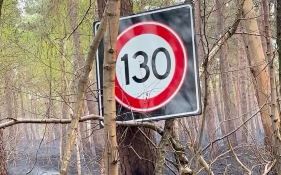 Greenpeace steelt verkeersbord snelheid Afsluitdijk: ‘Hierdoor koersen we alleen maar harder op klimaatcrisis af’