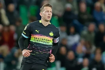 Luuk de Jong laat PSV wachten en beslist later over zijn toekomst